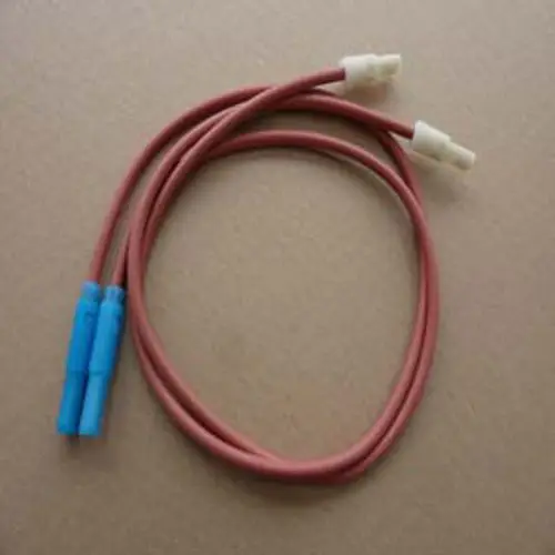 Zwei rote Zündkabel mit blauen Anschlüssen, die für Remeha-Produkte geeignet sind, auf einem hellen Untergrund.